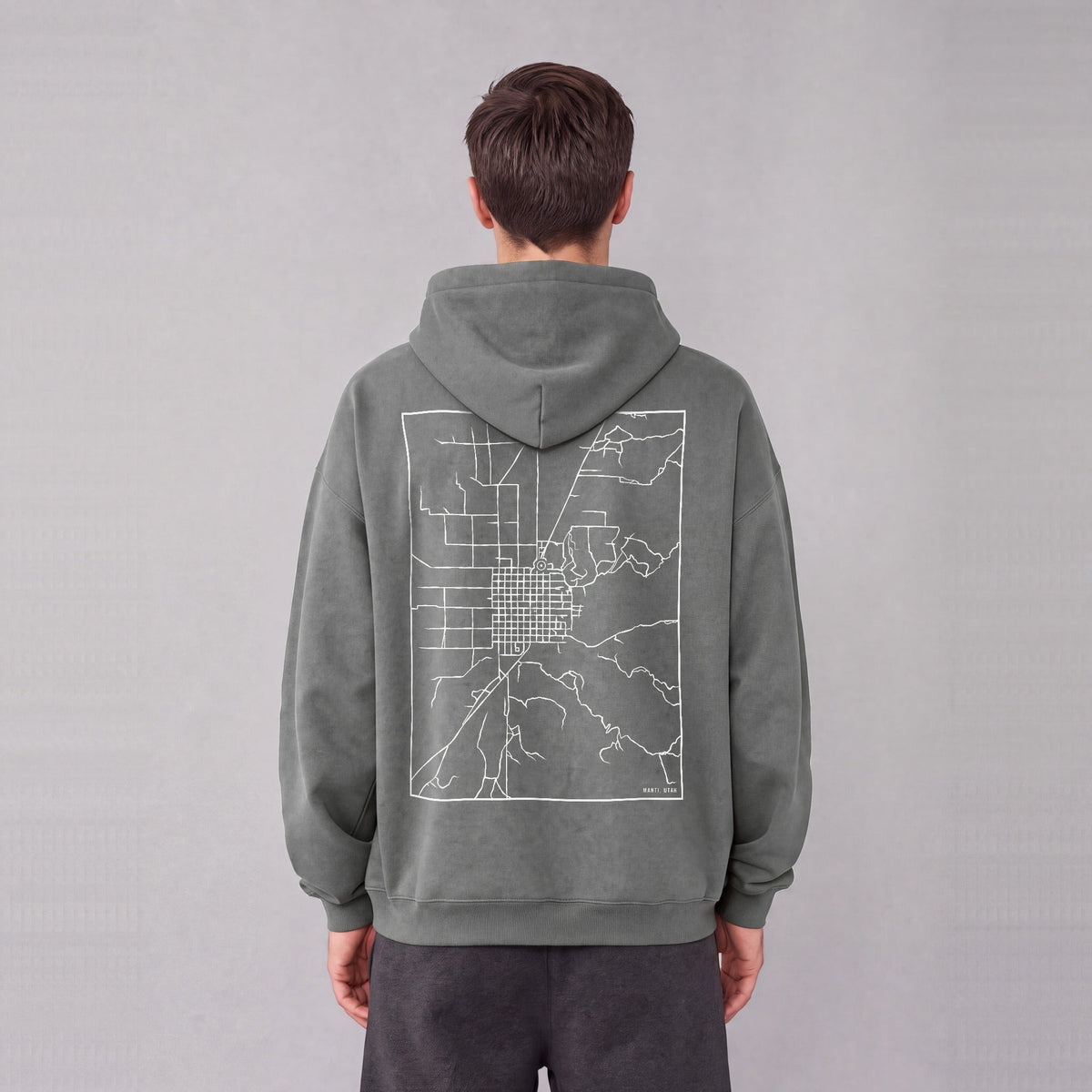 Manti map hoodie, back print on model - Gray