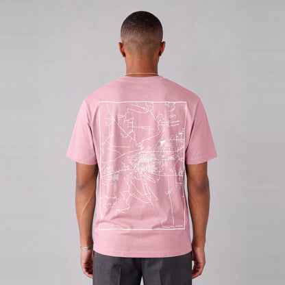 Cody map tee, back print on model - Pink