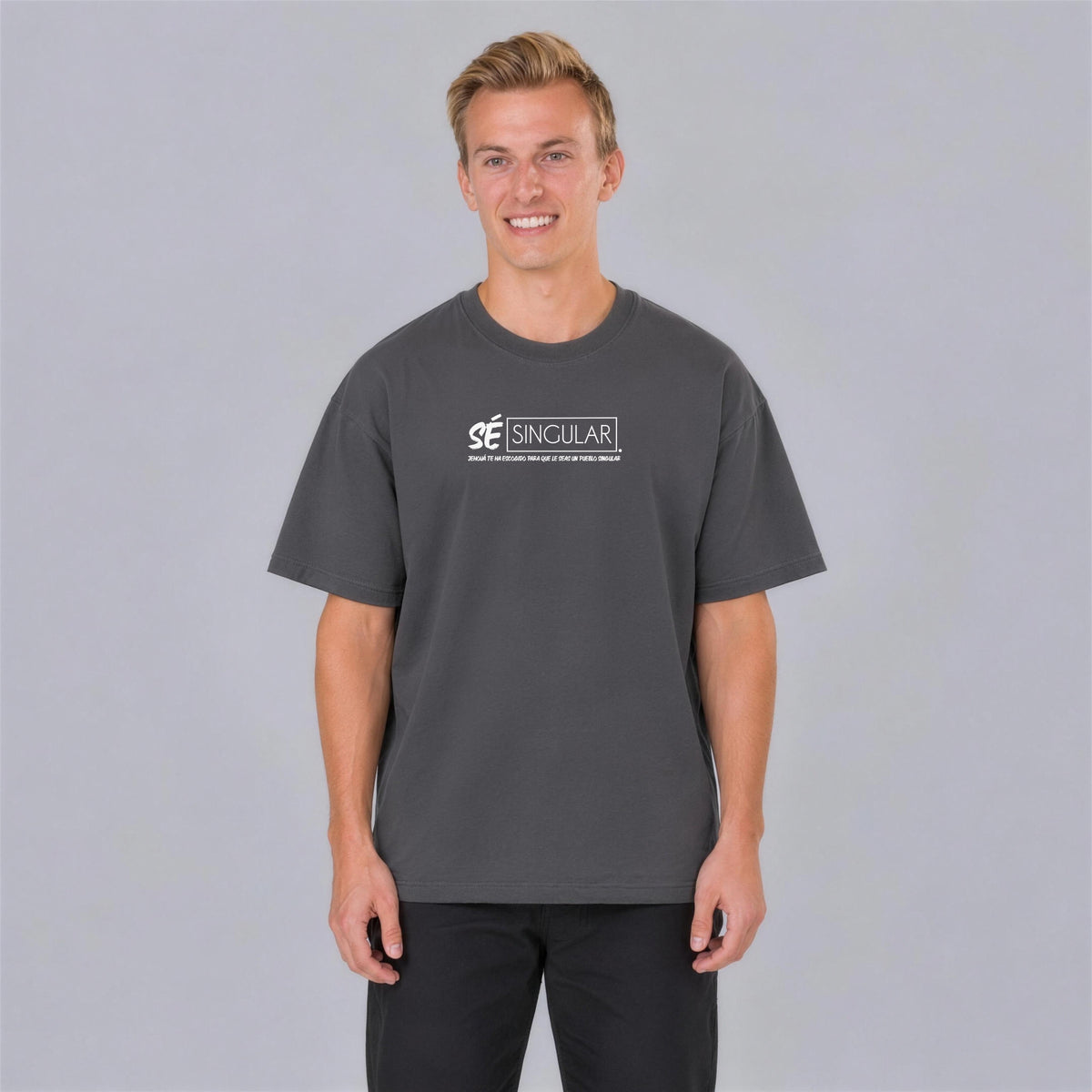 Sé Singular tee front print on model - Charcoal