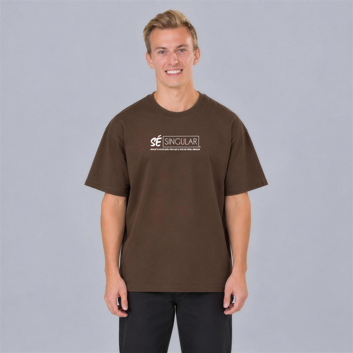 Sé Singular tee front print on model - Coffee