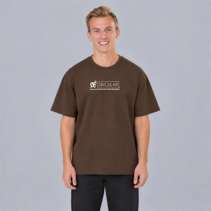 Sé Singular tee front print on model - Coffee