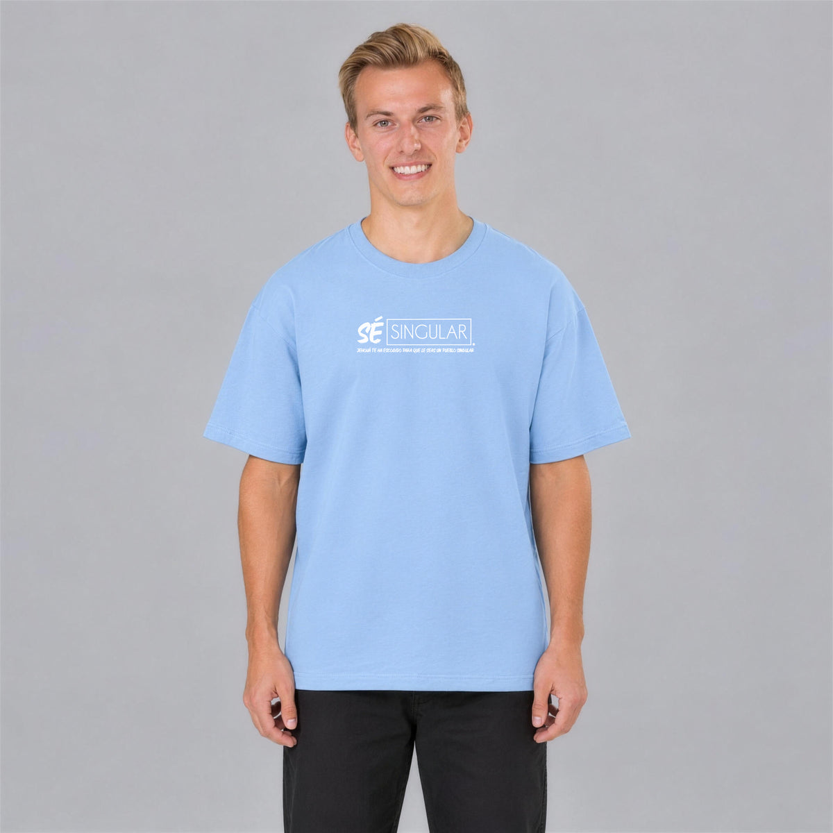 Sé Singular tee front print on model - Light Blue