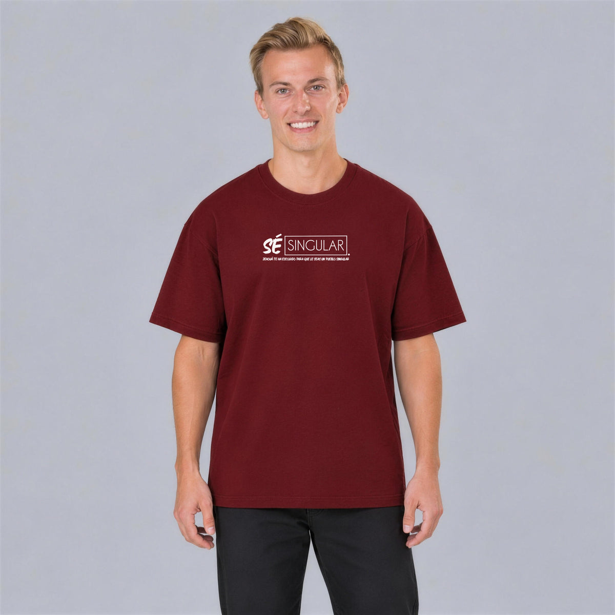 Sé Singular tee front print on model - Maroon