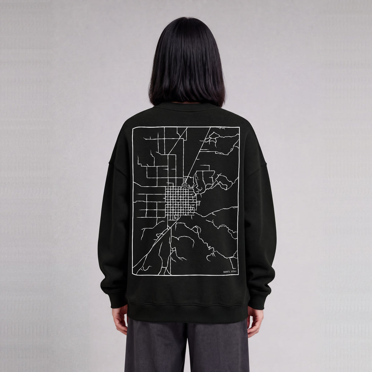 Manti map sweatshirt, back print on model - Black