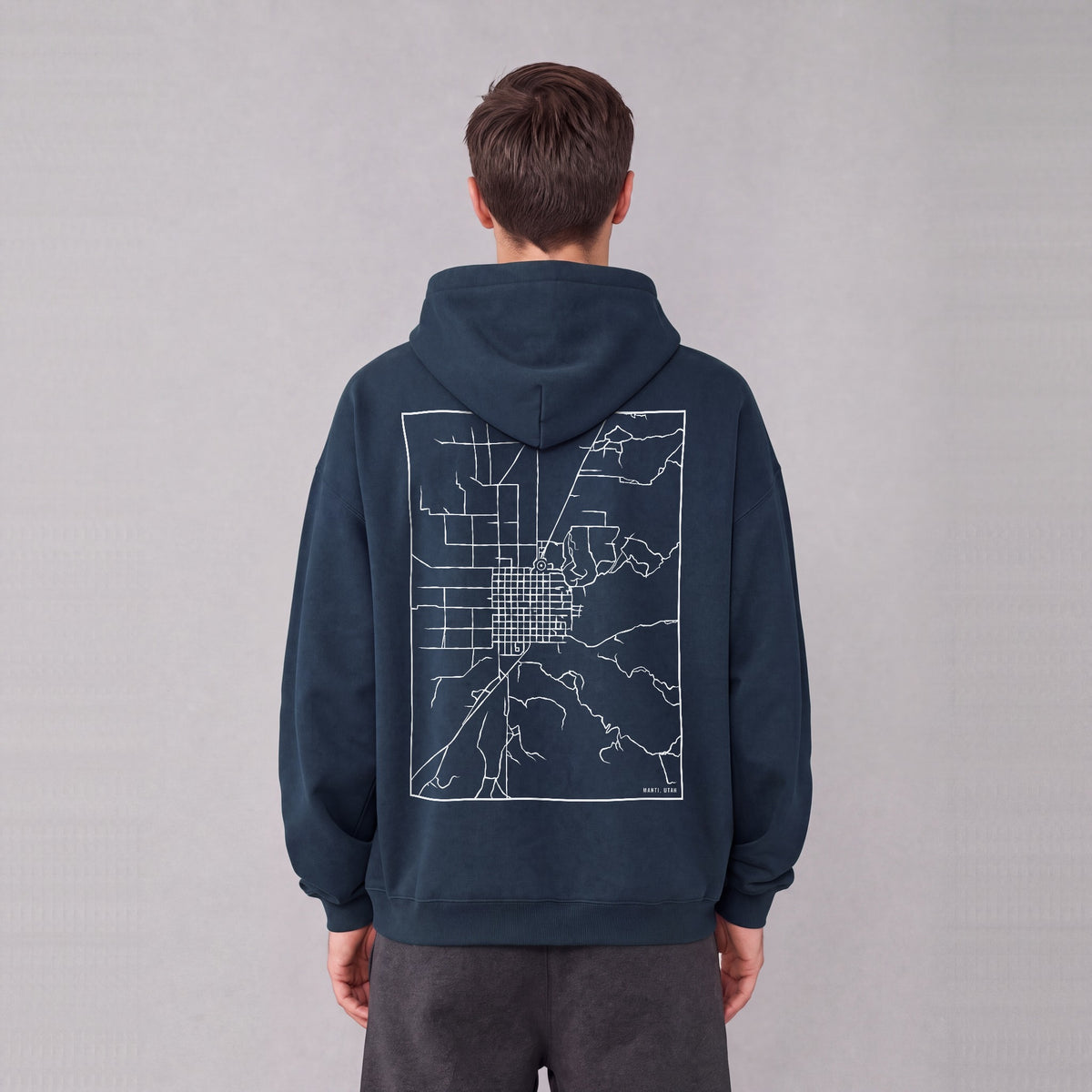 Manti map hoodie, back print on model - Navy Blue